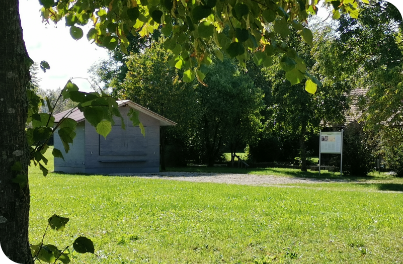 Eine Fotografie des Kiosk nahe der Michelauer Mühle. Ein kleines, geschlossenes Gebäude mit Vorplatz.